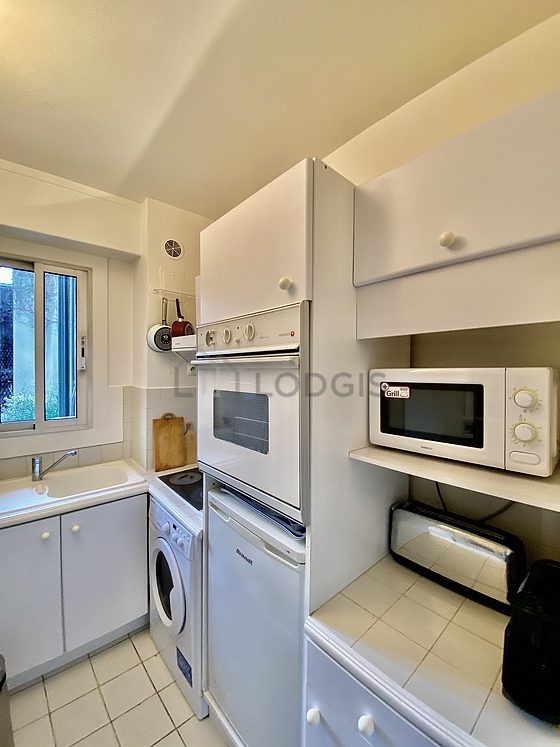 Belle cuisine avec du carrelage au sol
