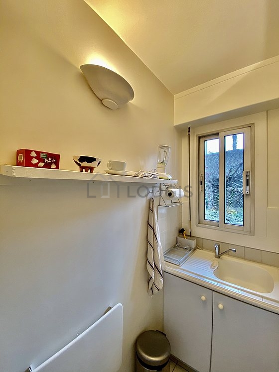 Cuisine équipée de lave linge, sèche linge, réfrigerateur, hotte