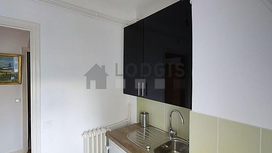 Cuisine équipée de lave linge, réfrigerateur, freezer, vaisselle