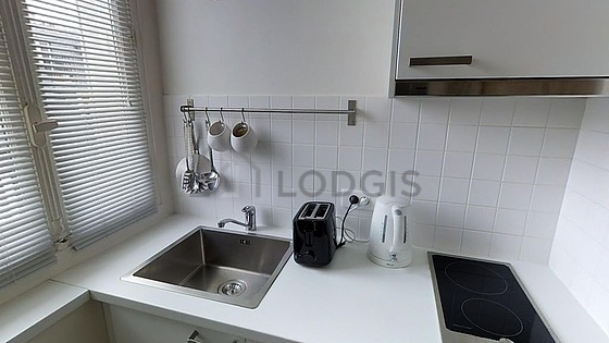 Cuisine équipée de lave linge, réfrigerateur, hotte, vaisselle