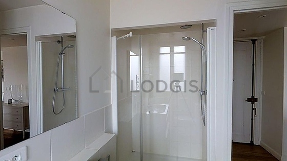 Belle salle de bain claire avec du carrelage au sol