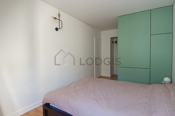 Chambre avec fenêtres double vitrage donnant sur rue