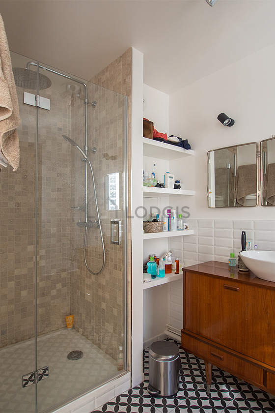 Belle salle de bain claire avec fenêtres double vitrage