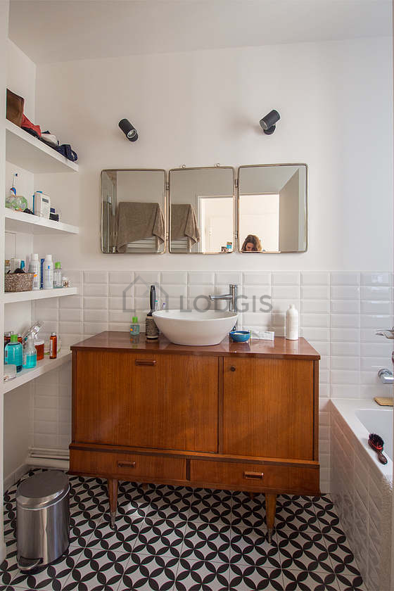 Salle de bain équipée de serviettes de bain