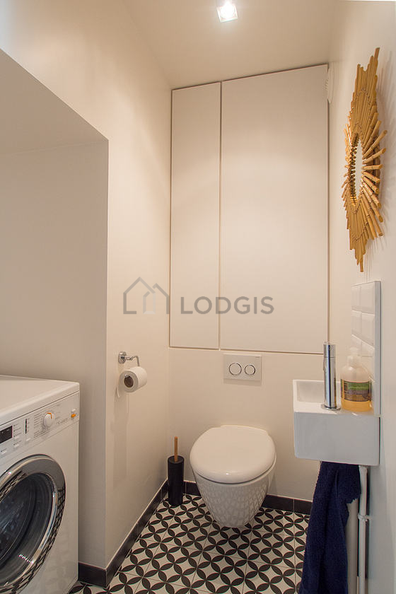 Toilettes indépendantes de la salle d'eau