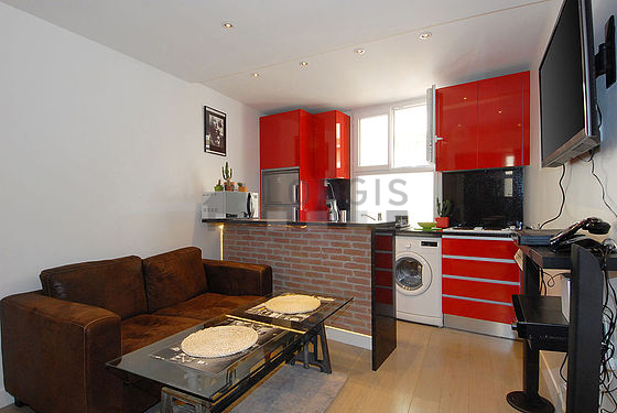 Salon de 15m² avec du parquet au sol