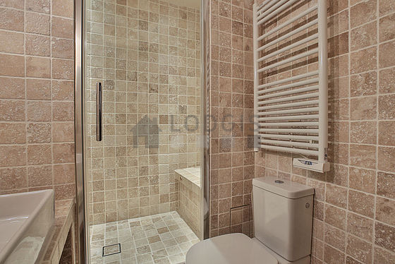 Bathroom equipped with bath towels
