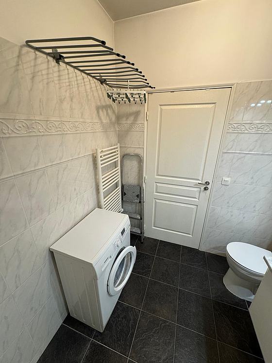 Salle de bain équipée de lave linge, serviettes de bain