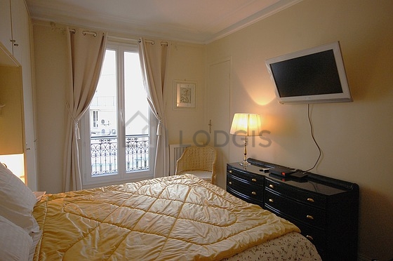 Chambre donnant sur rue