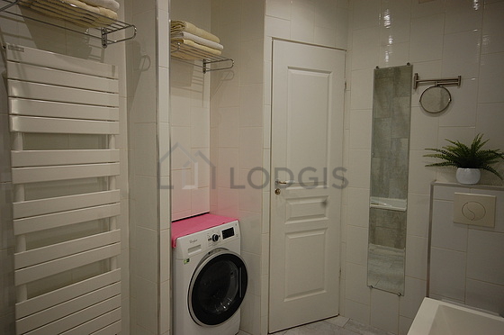 Agréable salle de bain claire avec du carrelage au sol