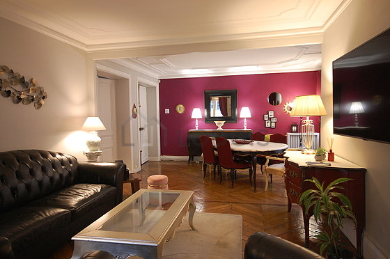 Séjour très calme équipé de 1 canapé(s) lit(s) de 160cm, télé, 2 fauteuil(s), 6 chaise(s)