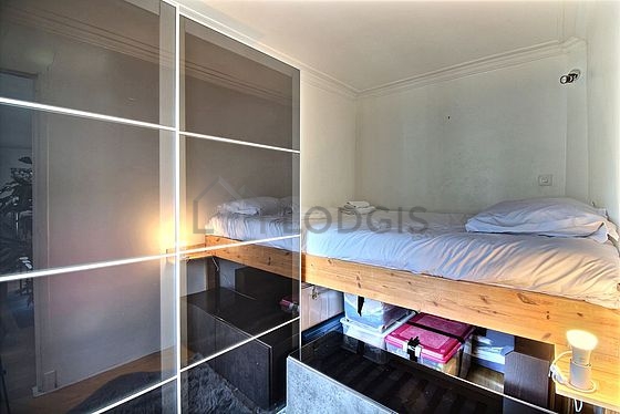 Bedroom of 7m² with wooden floor