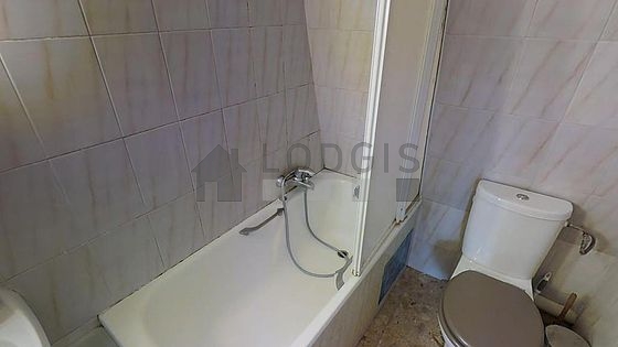 Salle de bain avec du carrelage au sol