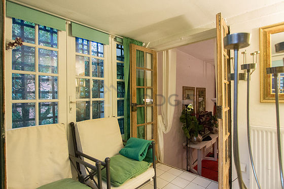 Quiet veranda equipped with 2 armchair(s)