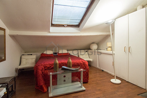 Chambre avec fenêtres