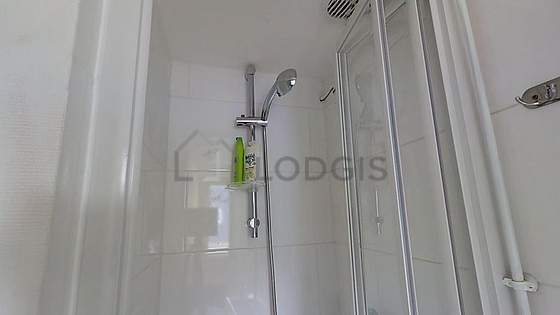 Beautiful and bright bathroom with tile floor
