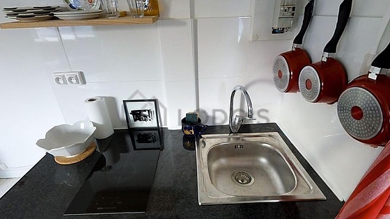 Cuisine équipée de lave linge, réfrigerateur, freezer, vaisselle