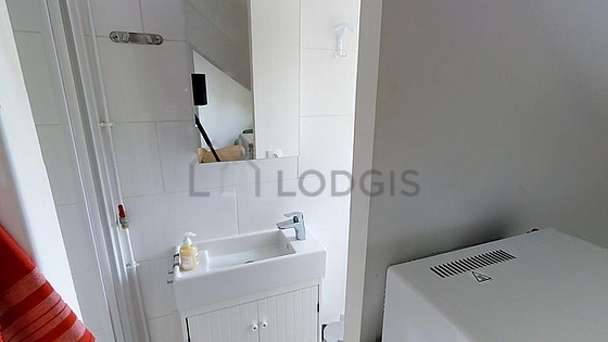 Salle de bain équipée de douche séparée, sanibroyeur