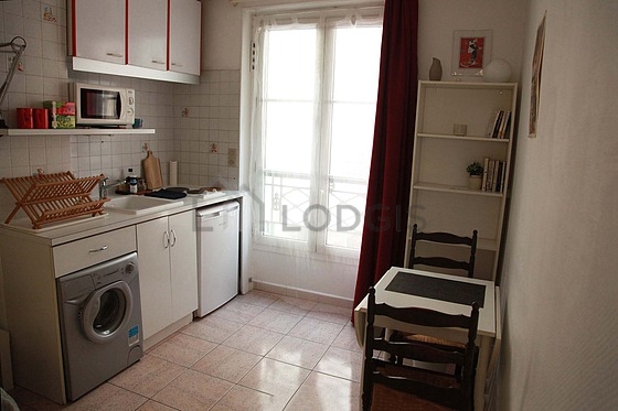 Cuisine équipée de lave linge, réfrigerateur, vaisselle