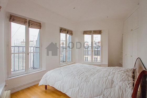 Chambre avec du parquet au sol