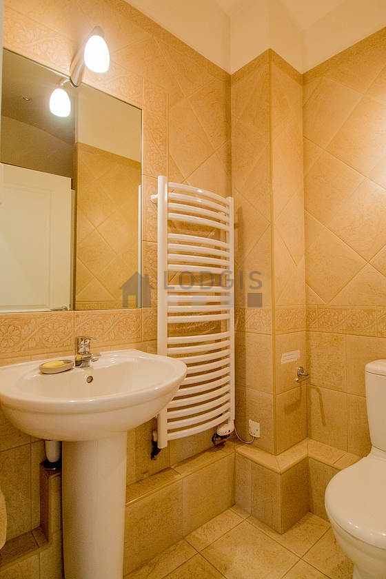Belle salle de bain claire avec du carrelage au sol