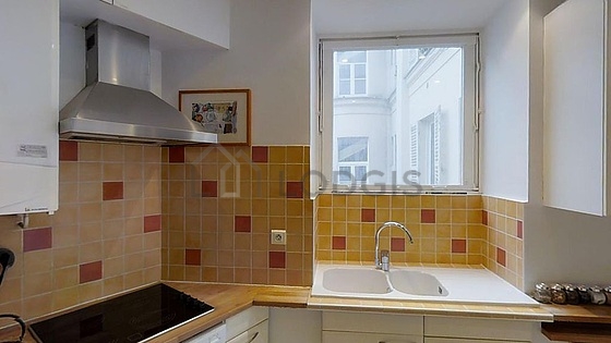 Cuisine équipée de lave vaisselle, plaques de cuisson, réfrigerateur, hotte
