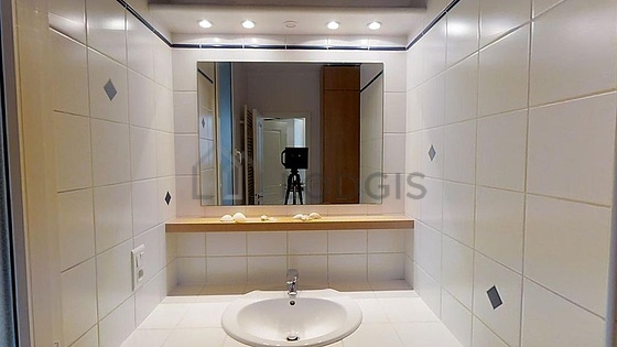 Agréable salle de bain très claire avec du carrelage au sol