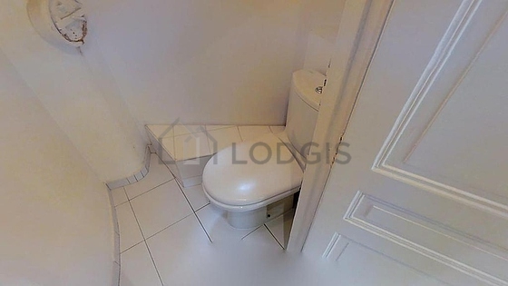 Toilettes indépendantes de la salle d'eau