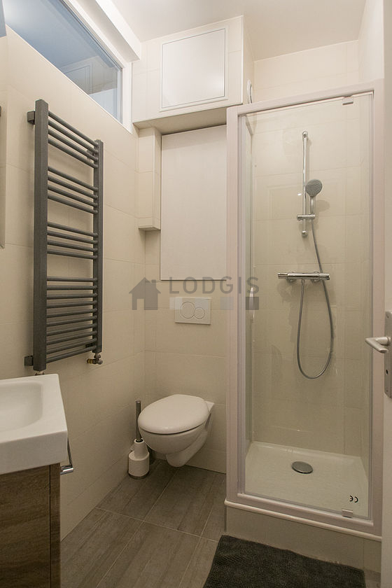Belle salle de bain avec du parquet au sol