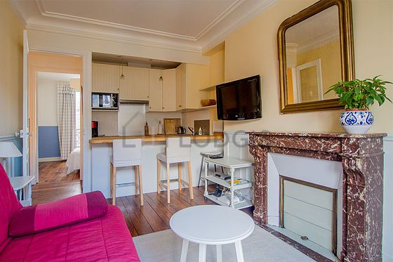 Séjour avec fenêtres double vitrage et balcon