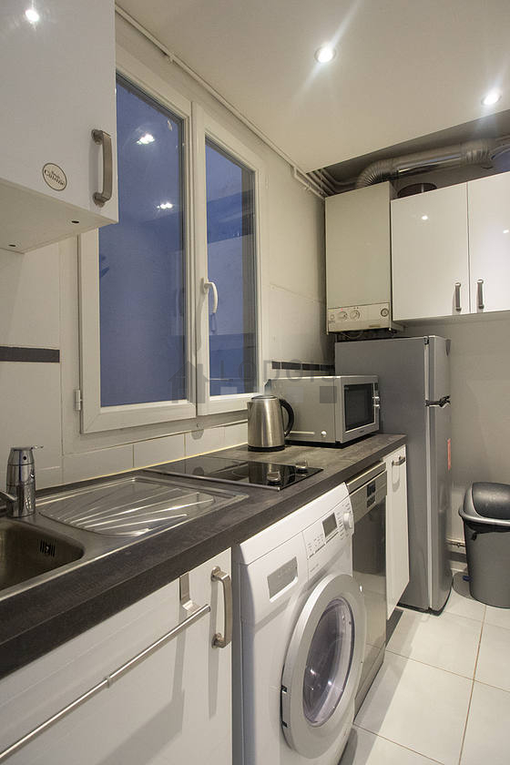 Cuisine équipée de lave linge, réfrigerateur, vaisselle