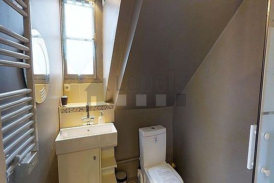 Agréable salle de bain très claire avec du carrelageau sol