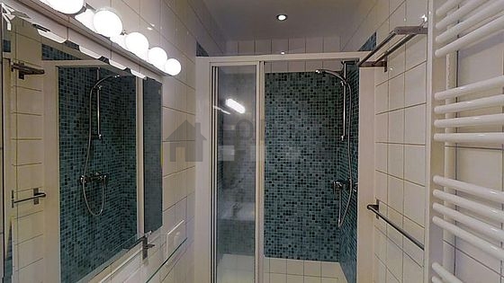 Agréable salle de bain très claire avec du carrelage au sol