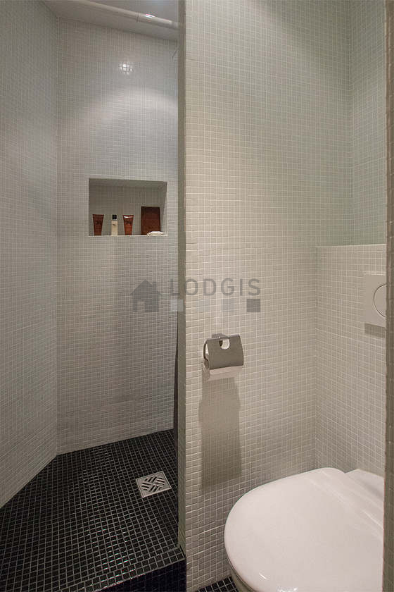 Bathroom equipped with bath towels