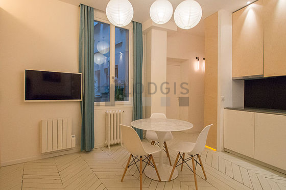 Living room of 14m² with wooden floor