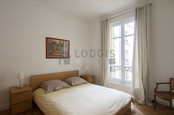 Chambre avec du parquet au sol