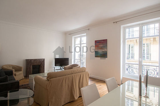 Séjour calme équipé de 1 canapé(s) lit(s) de 140cm, télé, 2 fauteuil(s), 6 chaise(s)