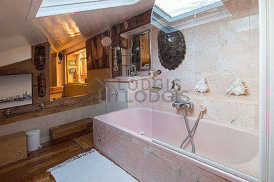 Beautiful bathroom with woodenfloor