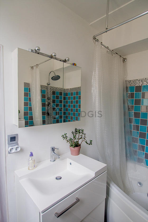 Salle de bain avec du parquet au sol