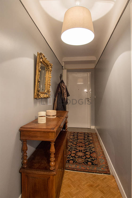 Belle entrée avec du parquet au sol