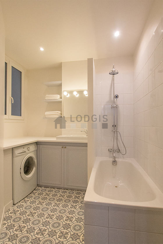 Beautiful bathroom with linoleum floor