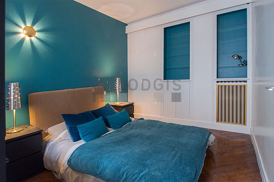 Bedroom of 9m² with wooden floor