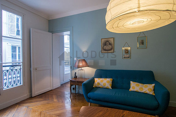 Living room of 14m² with wooden floor
