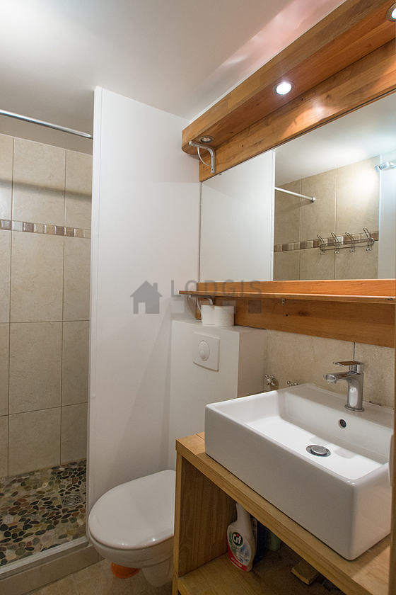 Salle de bain avec du carrelage au sol