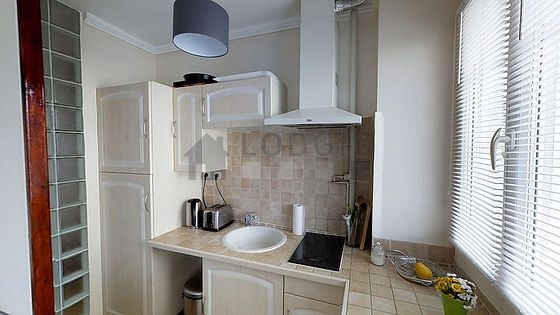 Beautiful kitchen of 2m² with tile floor