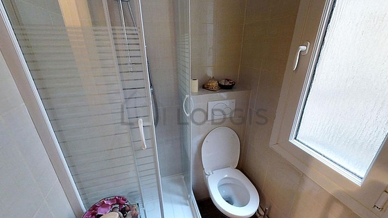 Agréable salle de bain avec fenêtres double vitrage et du carrelage au sol