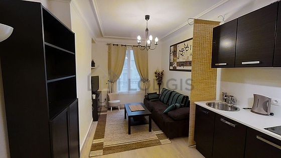 Salon de 15m² avec du carrelage au sol