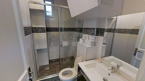 Agréable salle de bain claire avec du parquet au sol