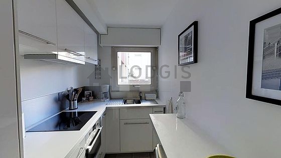Magnifique cuisine avec du carrelage au sol