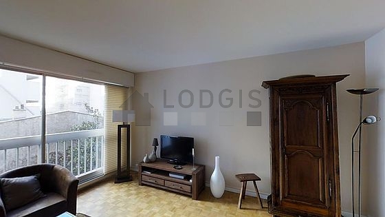 Salon avec du parquet au sol